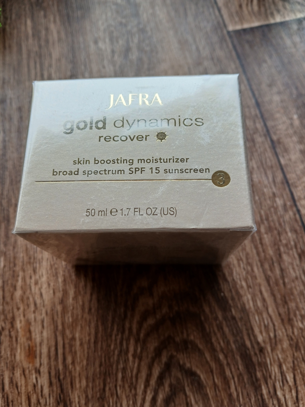 JAFRA Gold Dynamics Recover Skin Boosting Moisturizer - Gold
